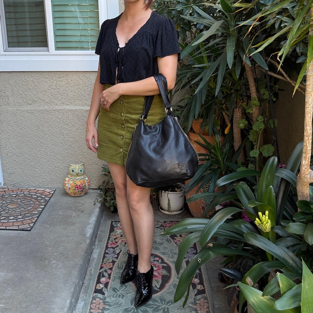 Black Linea Pelle Convertible Leather Shoulder Bag with Beautiful Details - Picture 8 of 16